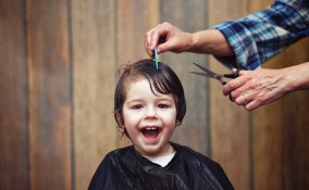 Tagliare i capelli ai bambini