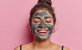 Maschera viso con argilla