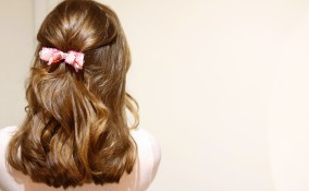 fiocco tra i capelli