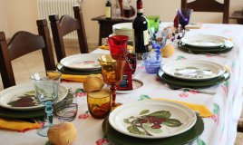 tavola domenica pranzo decorare apparecchiare cura dettagli calore famiglia