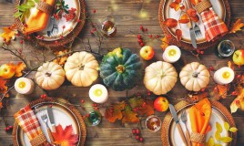 decorare tavola autunno con foglie secche, decorare tavola autunno, decorare tavola foglie
