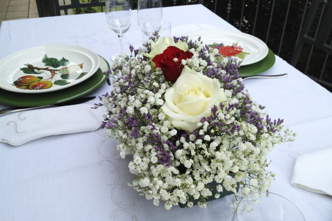 tavola elegante centro tavola fiori galateo tovaglia lino regole 