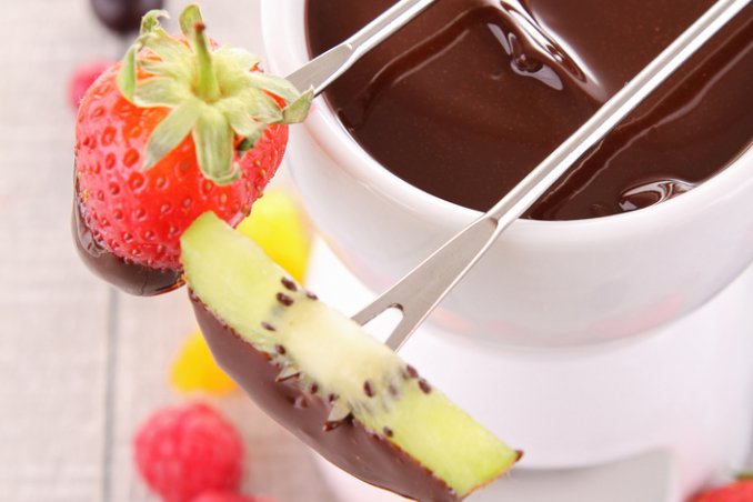 fonduta cioccolato frutta biscotti meringhe 