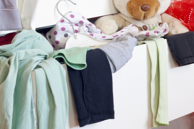 ordine casa letto camera contenitori ceste vestiti 