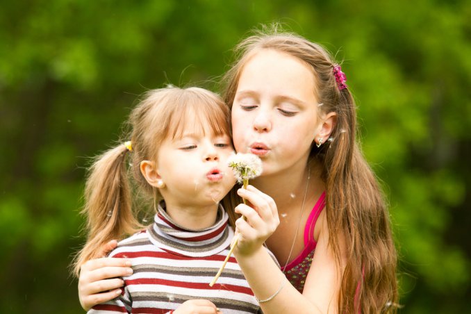 cerca di tenerli impegnati con altre attività sicure mentre gli adulti stanno cucinando la carne