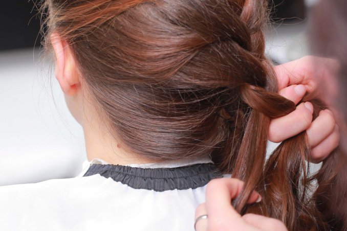 capelli treccia trecce acconciatura naturale chic 