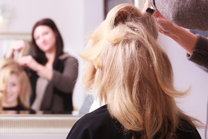 capelli ciuffo acconciatura