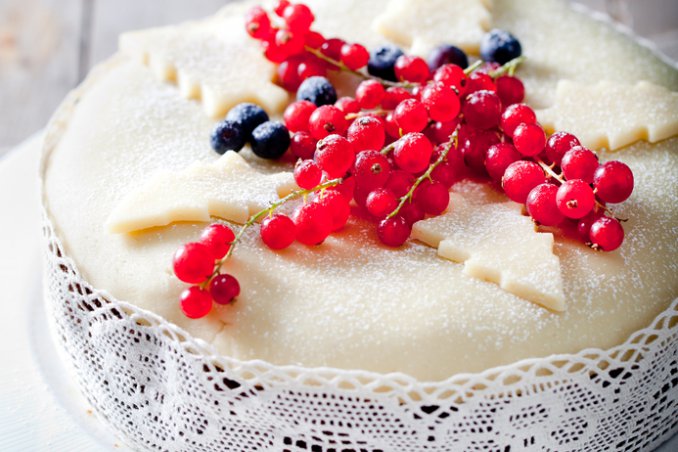 torta marzapane bianco natale panna ciliegie