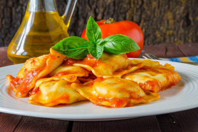 ravioli patate salsa pomodoro
