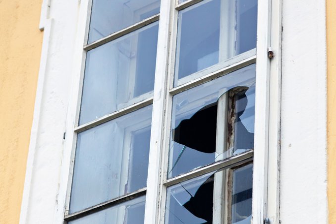 vetro incidente finestra martello chiodini stucco