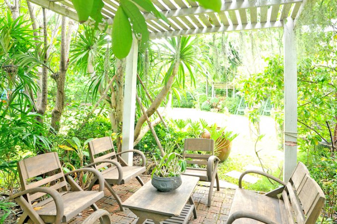 pulizia giardino terrazzo spazi esterni polvere foglie 