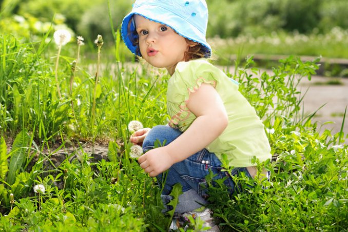bambina in mezzo al verde