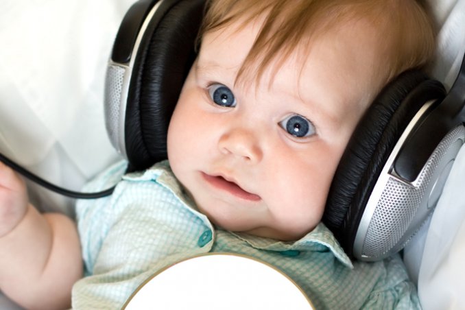 bambino con cuffie