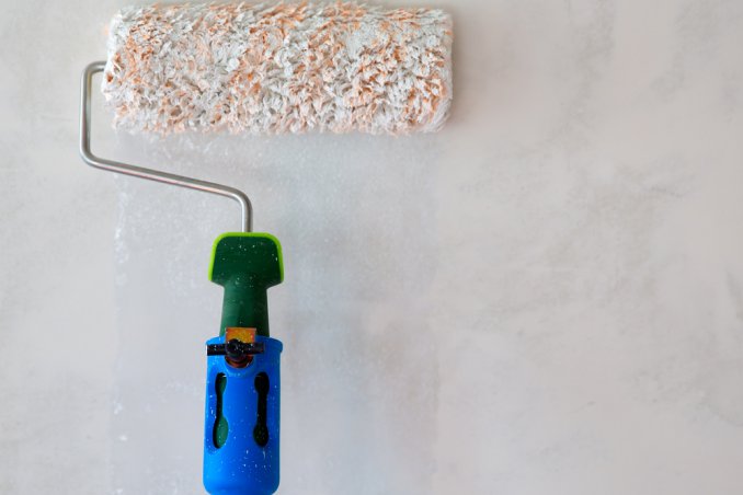 ragazza mentre pittura una stanza