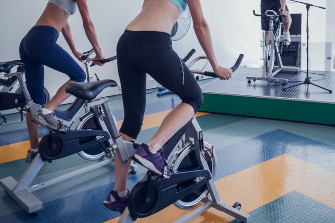 bicicletta piscina sport donna fisico