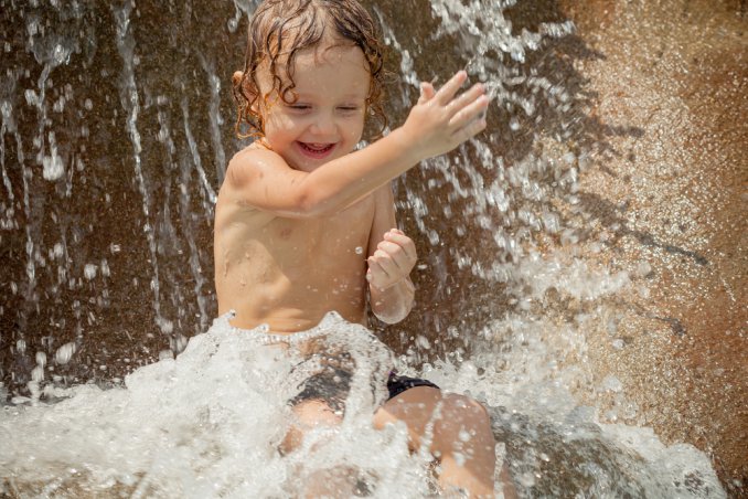 bambino e giochi d'acqua