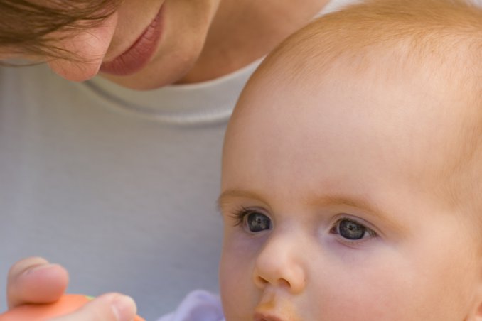bambina e mamma con la verdura
