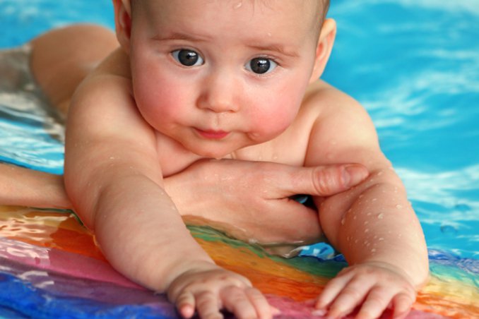 bambino in piscina