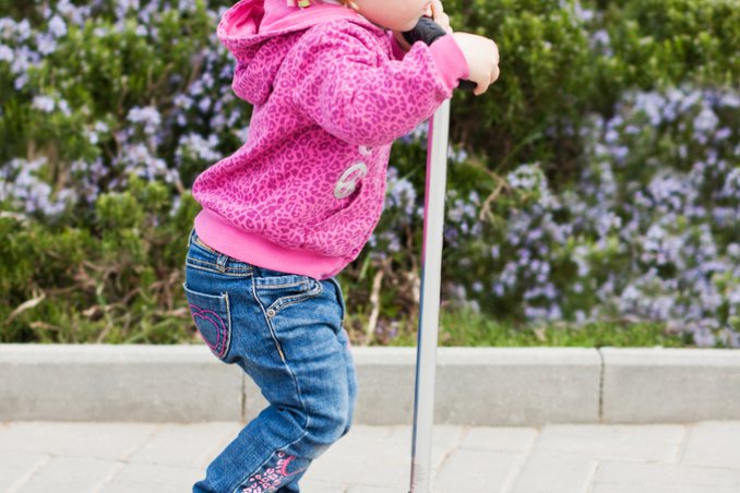 bambina e monopattino