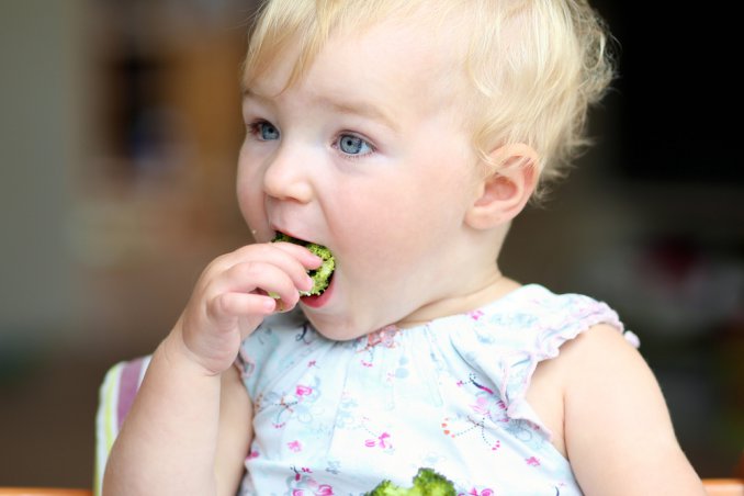 bambina e broccoli