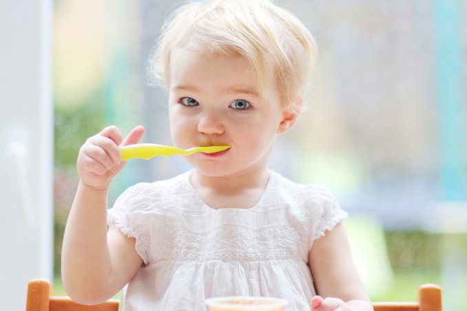 bambina seduta a terra