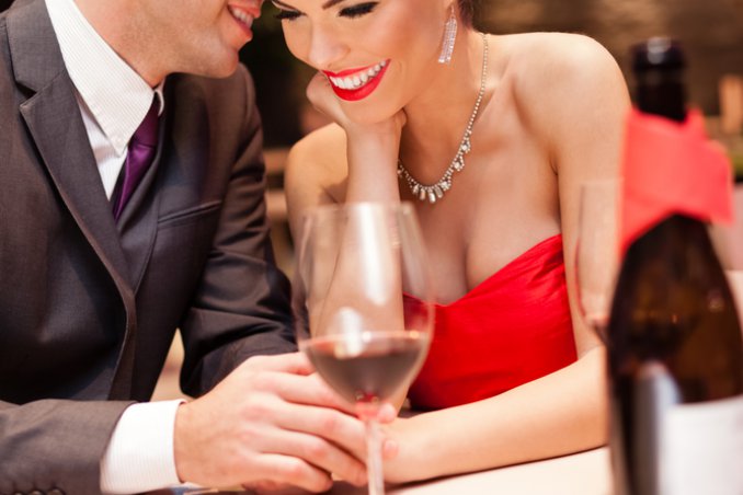 uomo donna parlare conversazione sorriso