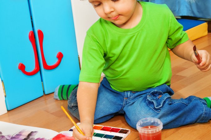 bambina mentre disegna
