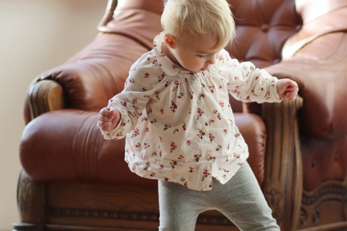 bambina casa ambiente sicuro