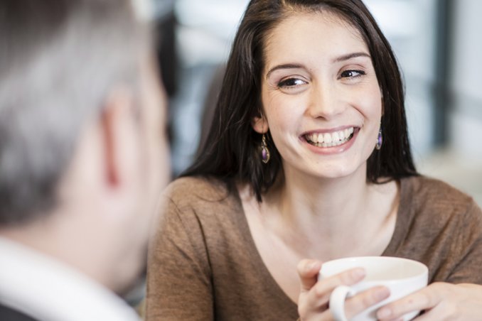 donna felice al caffè