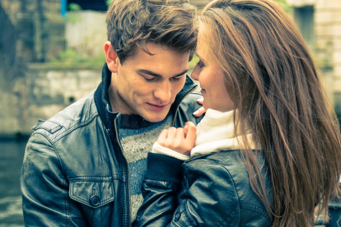 coppia appuntamento abbraccio amore