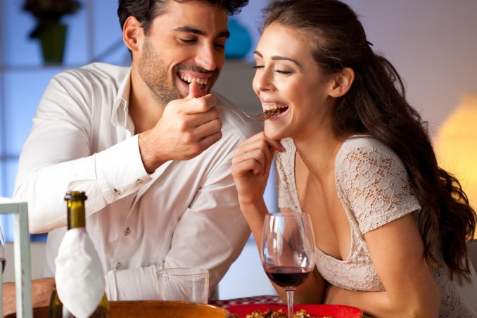 coppia cibo cena amore 