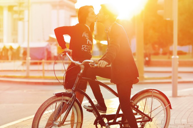 bacio tramonto amore coppia