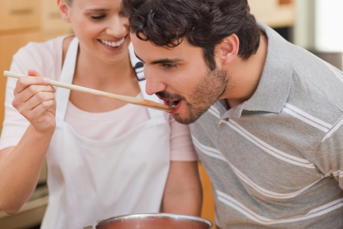 mangiare cucinare assieme coppia