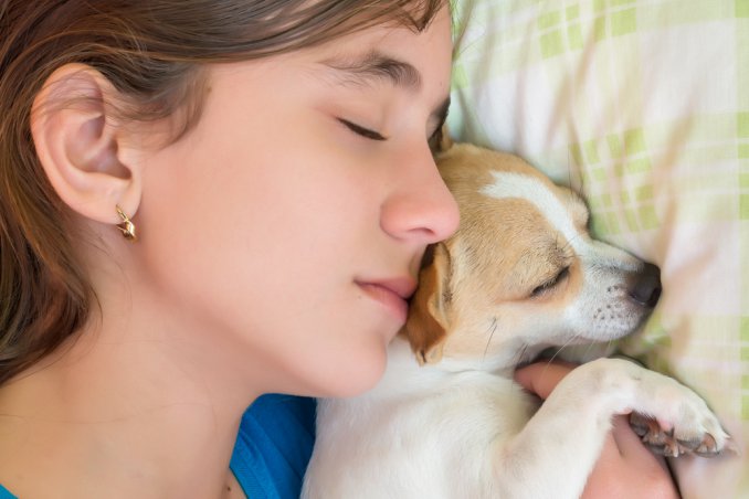 ragazza e cane insieme