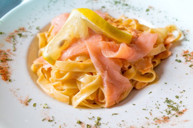 tagliatelle pasta salmone affumicato vodka cipolla panna