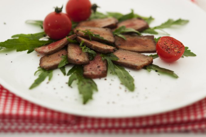 carne straccetti vitello pesto pomodorini rucola