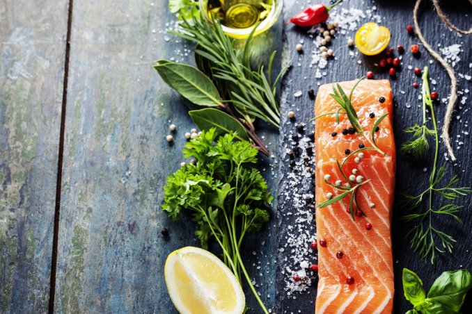 salmone forno erbe zucchine