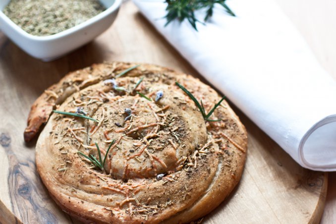 Spirale di pane alle erbe e formaggio
