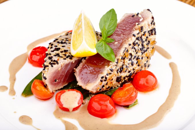 tonno rosso sesamo pomodoro rucola