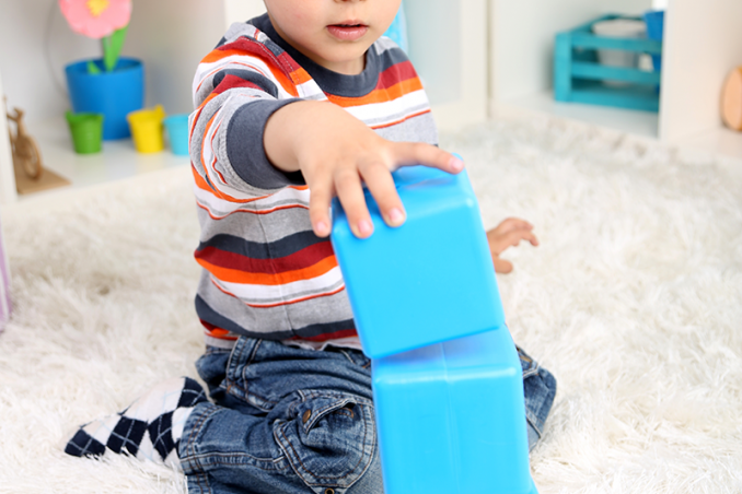 Bambino gioca sicuro