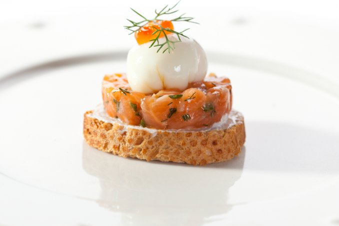 tartare salmone uovo