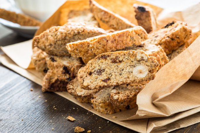 cantucci biscotti nocciole uvetta