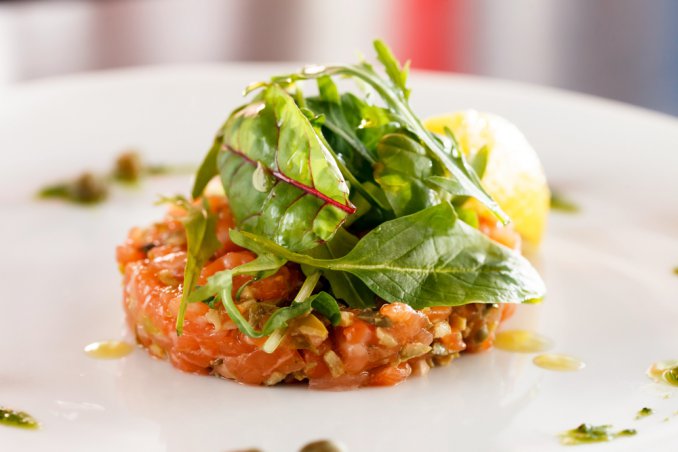 tartare salmone pepe rosa menta zucchine