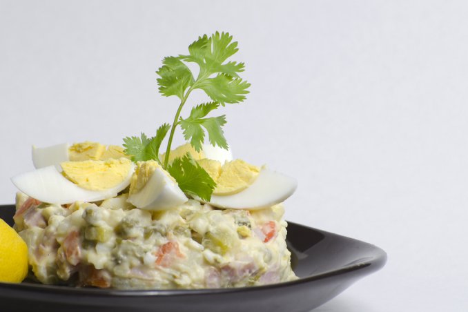 insalata olivier russa patate carote cavolfiori uova maionese