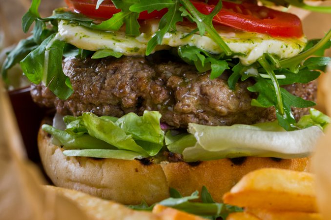 hamburger manzo mozzarella rucola pomodorini pesto