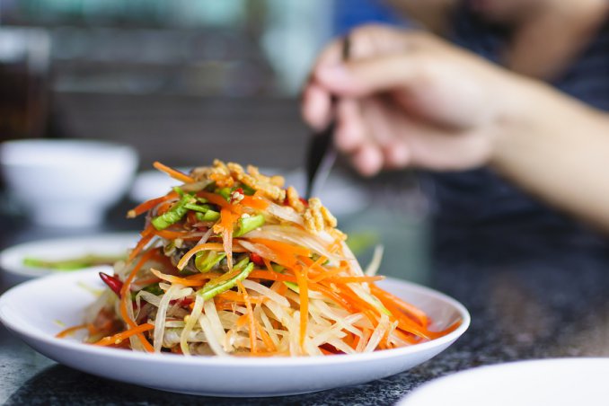 insalata thailandese cavolo cappuccio carote gamberetti arachidi