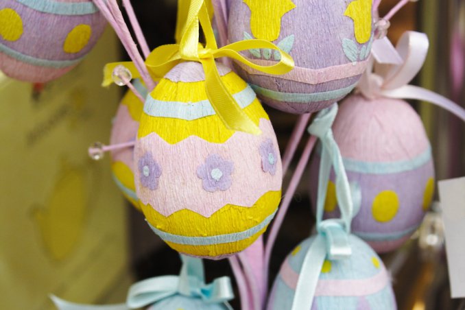 Uova di pasqua fai da te rivestite con carta vegetale idee per bambini