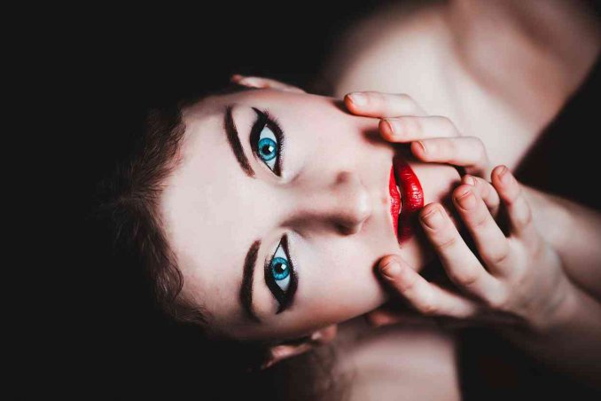 Trucco viso per il sabato sera: consigli utili