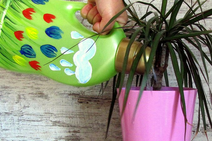 Riciclo il flacone del detersivo e creo un annaffiatoio