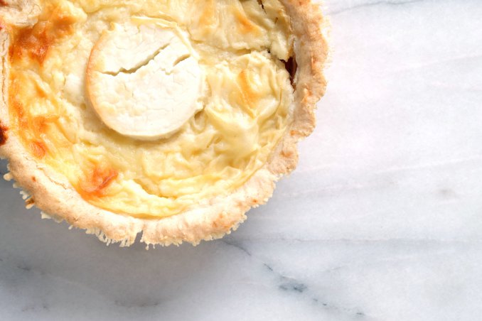 Torta di farro e brie con marmellata di ciliegie